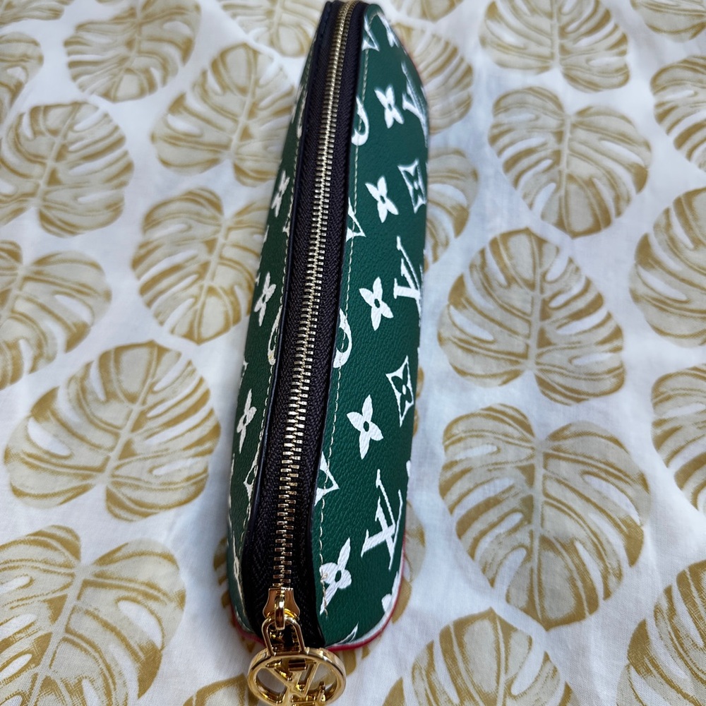 Louis Vuitton Green and White Monogram Case - Picture 4 of 5